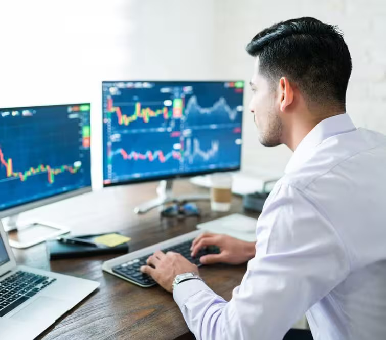 Zespół traderów wspólnie analizujący wykresy wyników